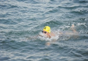 Çanakkale Boğazı nı yüzerek 44 dakikada geçti!