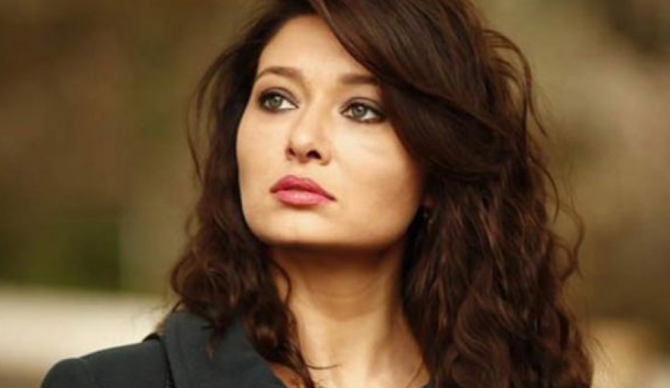 Nurgül Yeşilçay, sette saçlarına ütü yaptırdı