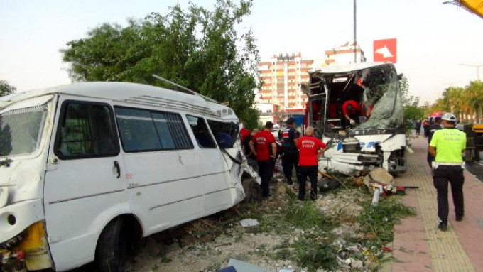 Mersin de otobüs devrildi: 37 yaralı