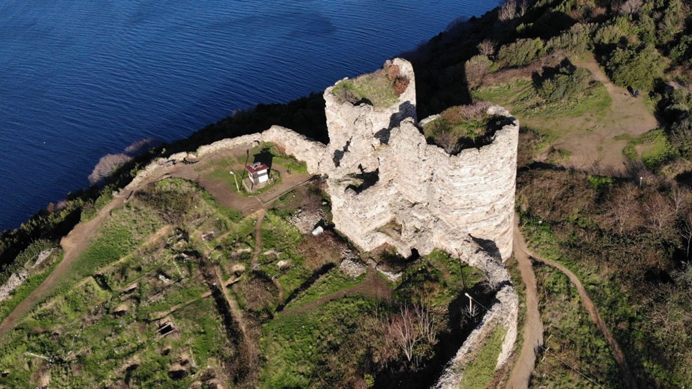 Tarihi kale harabeye döndü