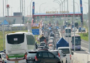 Tıkalı trafikte beklerken öldüler!