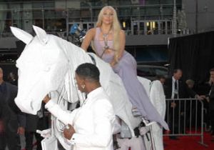 Lady Gaga nın Atlı Geçidi!