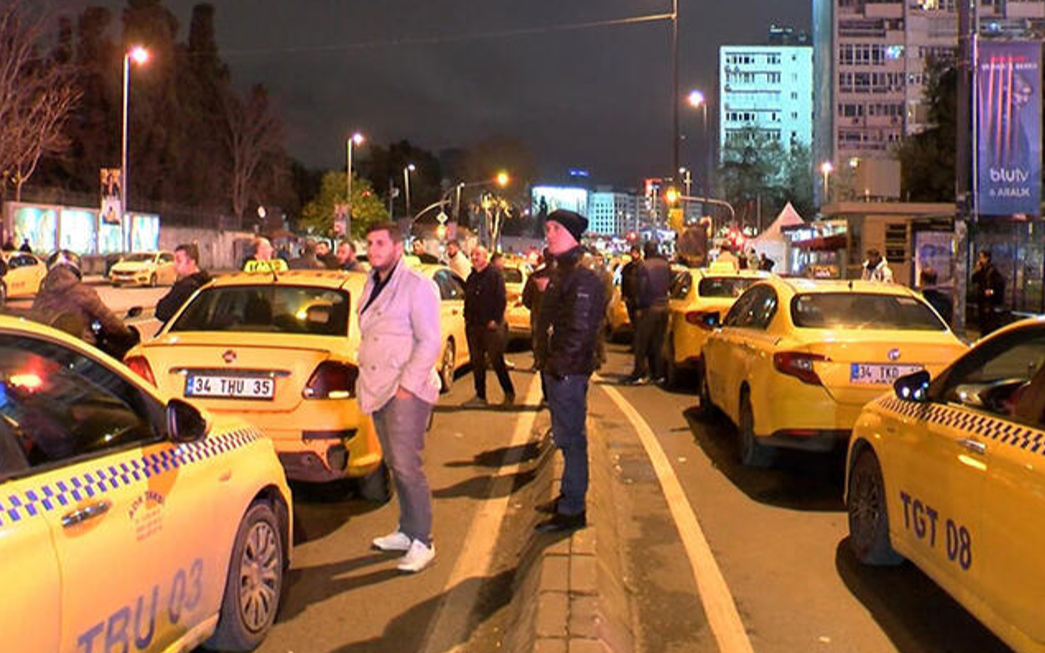 Taksicilerden İBB önünde zam eylemi