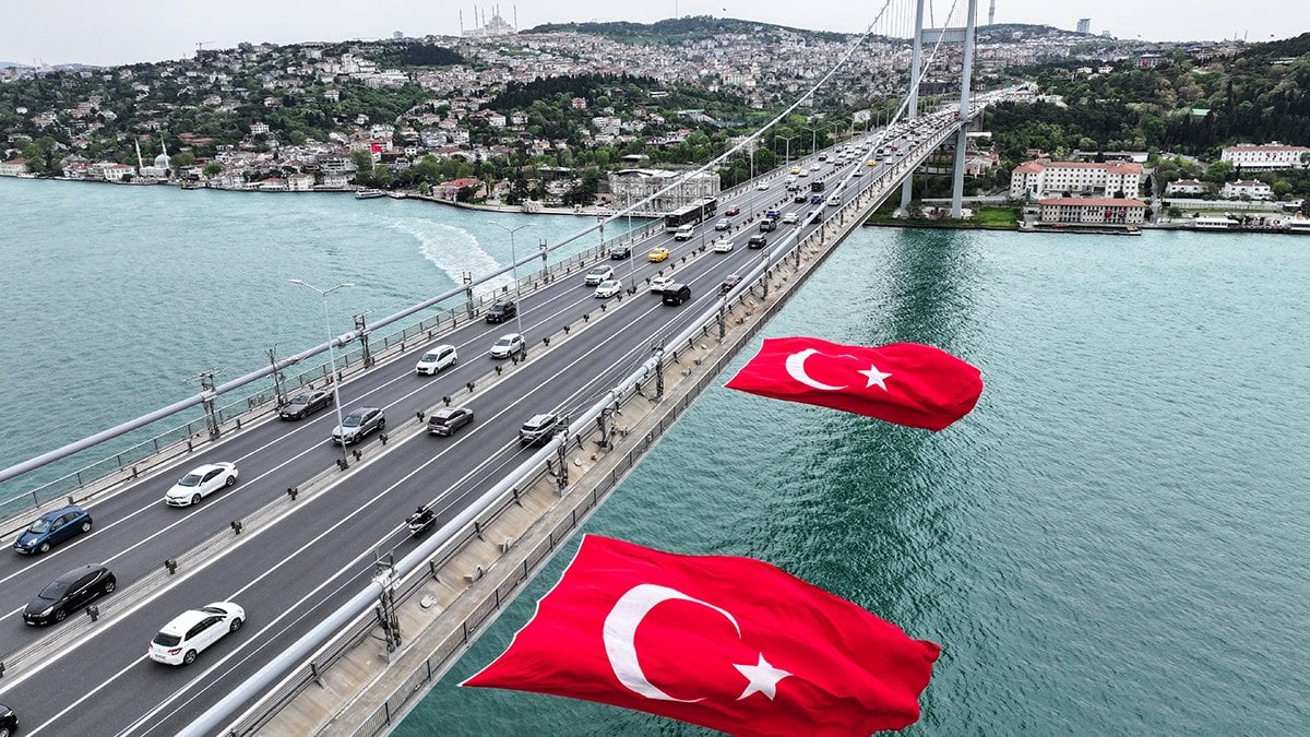 Köprü ye dev Türk Bayrağı asıldı