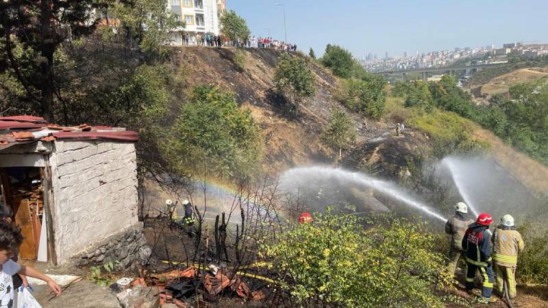 Sultangazi de otluk alanda yangın