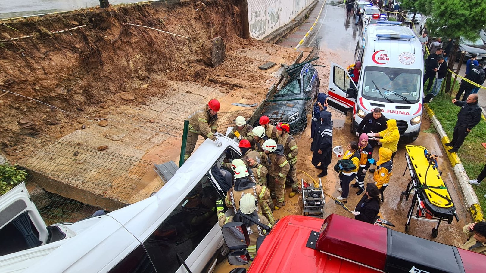 Pendik te istinat duvarı çöktü