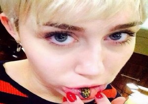 Bu Kız Çıldırmış Olmalı!! İzleyenler Şaşkına Döndü! Miley Cyrus Kimdir? Video İzle...