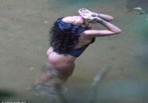 Rihanna banyo yaparken yakalandı!