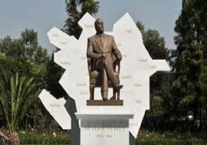 Haydar Aliyev in heykelini kaldırdılar!