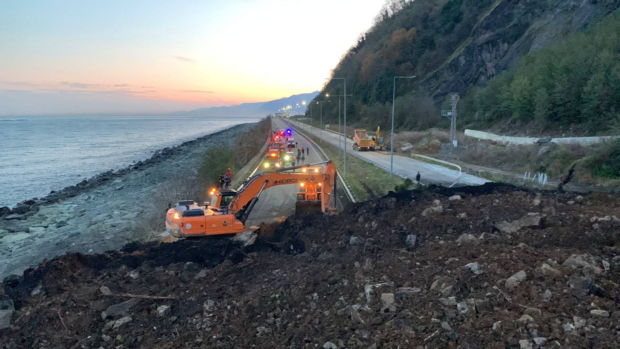 Karadeniz Sahil Yolu heyelan nedeniyle ulaşıma kapandı