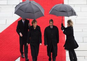 Merkel in Şemsiye ile İmtihanı!