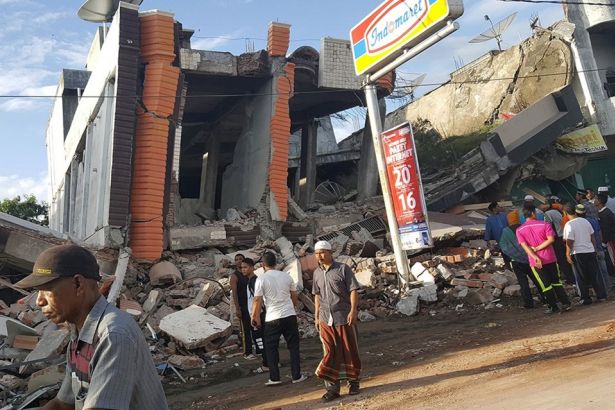 Endonezya daki depremler 483 can aldı