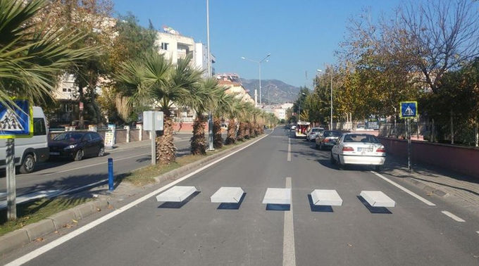 Bariyer sanıp yavaşlıyorlar!