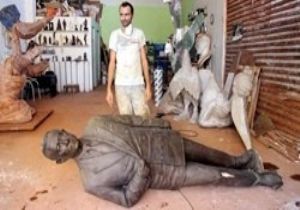Karşıyaka da Heykele Saldırı