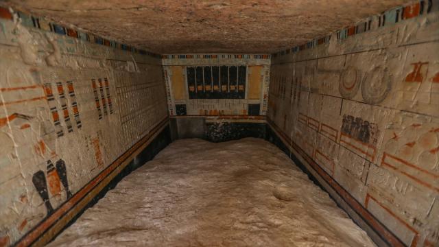 Antik Mısır dönemine ait 5 mezar keşfedildi