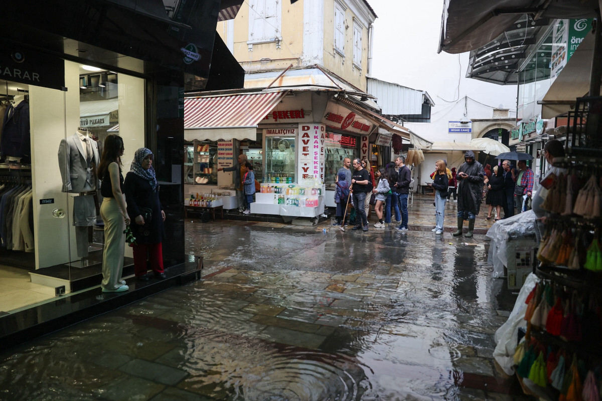 Antalya ve İzmir i sağanak vurdu