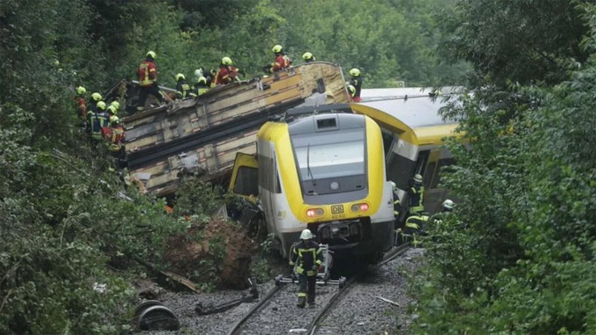 Almanya da yolcu treni devrildi
