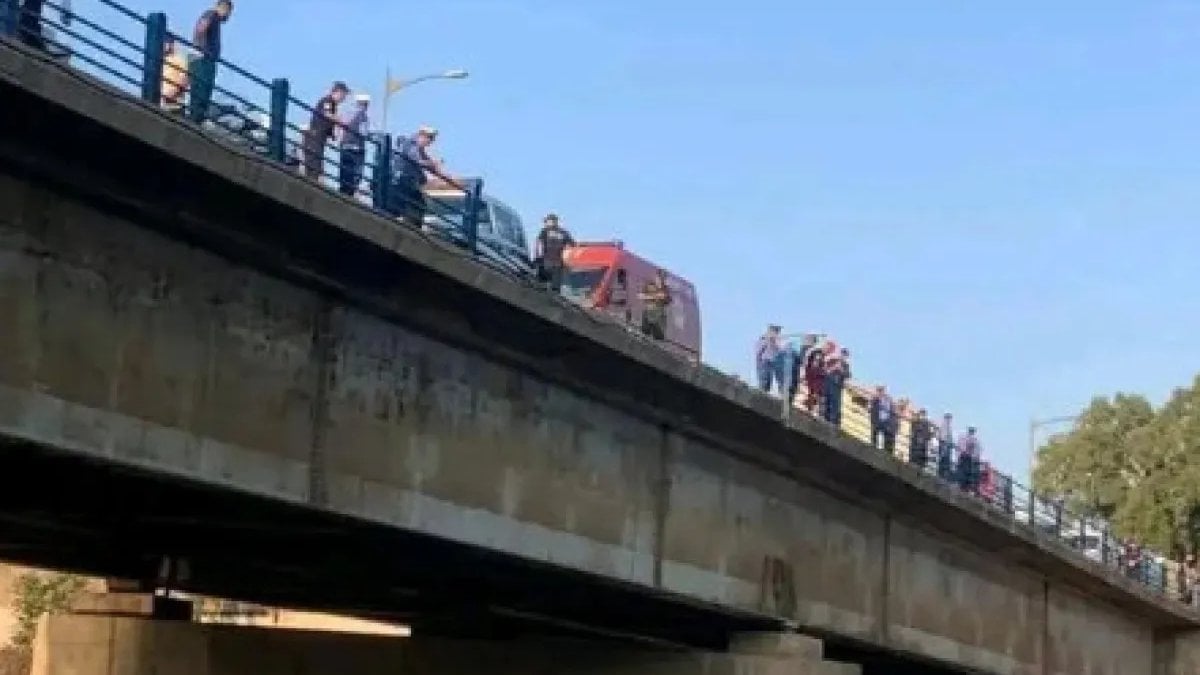 Yolcu otobüsü dere yatağına devrildi, 18 kişi boğuldu