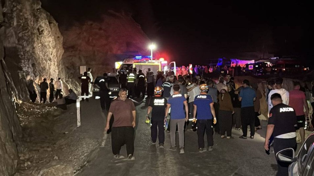 Adana da otomobil uçuruma yuvarlandı! 5 ölü