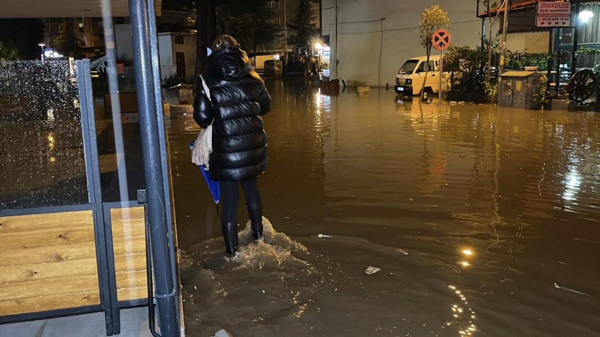 Edremit ve Burhaniye de cadde ve sokakları su bastı