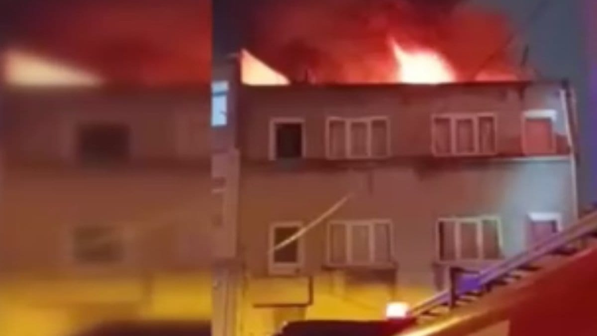 Fatih’te çatı yangını paniğe yol açtı