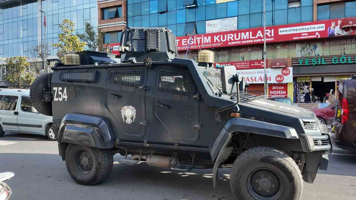 Esenyurt ta panik! Otele el bombası attılar