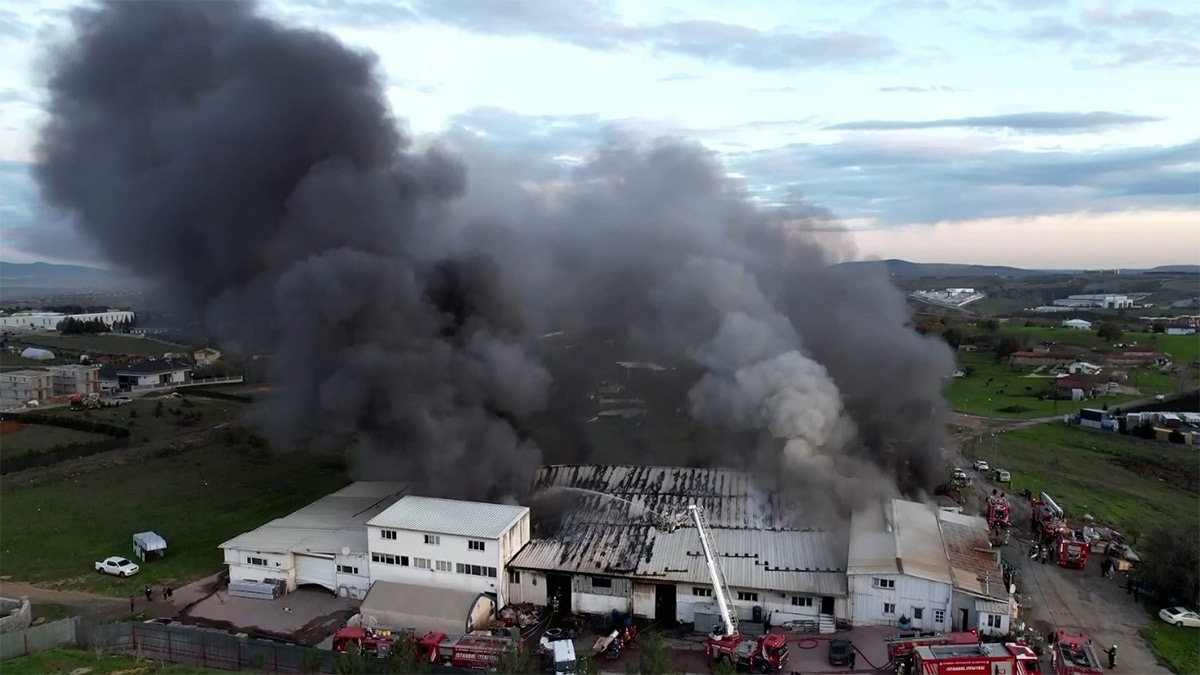 Tuzla da karton fabrikasında yangın!