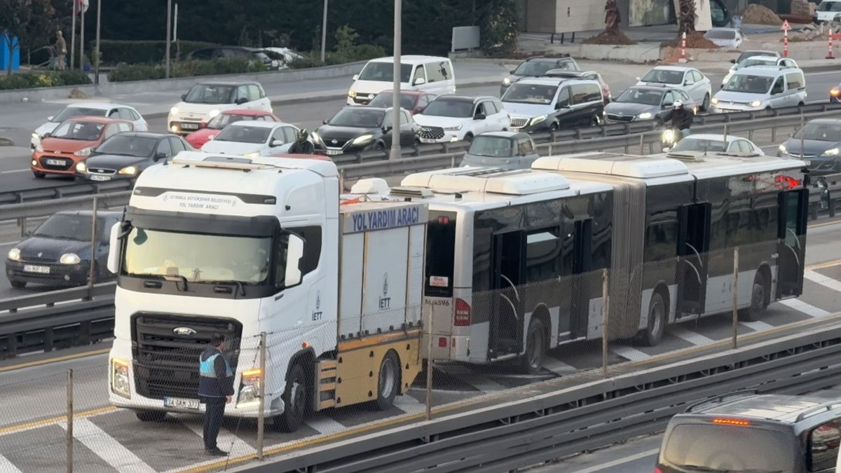 Seyir halindeki metrobüste yangın