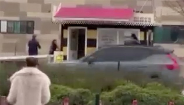 Taksiye binemeyen kadın taksi durağının camlarını kırdı!