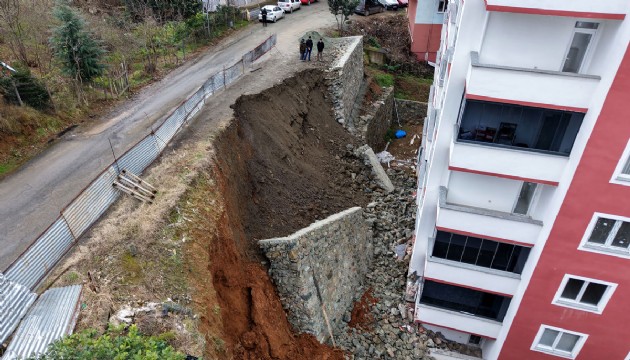 İstinat duvarı çöktü: Odalar kayalarla doldu!