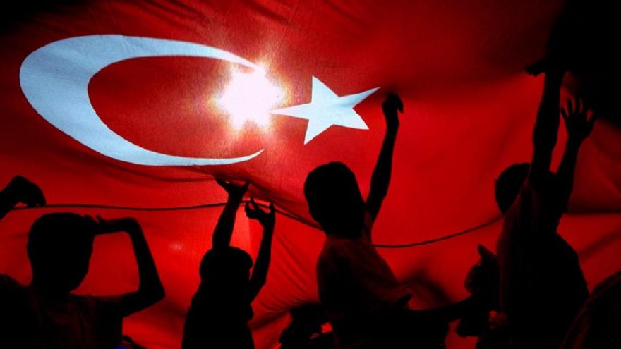 Türkiye, 19 Mayıs ı balkonlardan İstiklal Marşı söyleyerek kutladı!