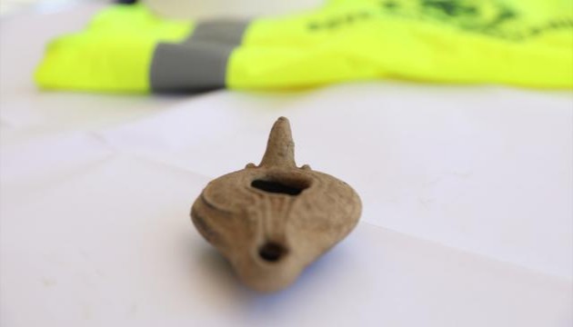 Diyarbakır'daki tarihi surlarda 1500 yıllık kandil bulundu