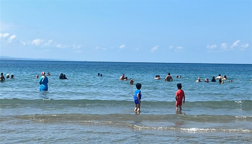 Kandıra'da deniz yasağı kalktı! Vatandaşlar sahile koştu
