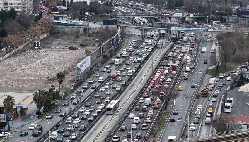 Yağışlı hava trafiği felç etti