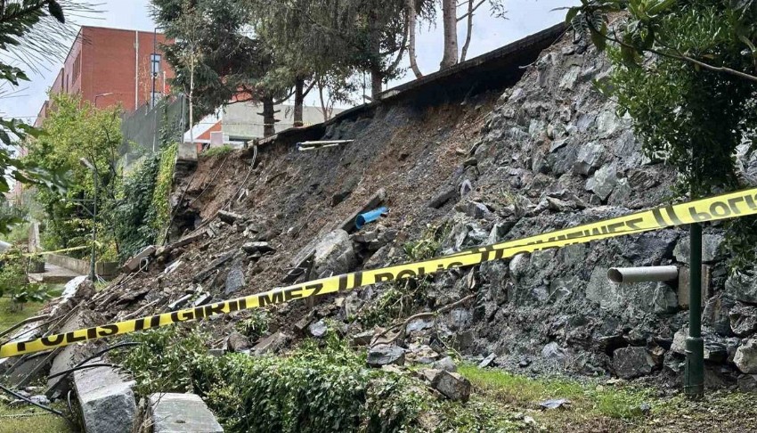 Beşiktaş’ta lisenin istinat duvarı çöktü