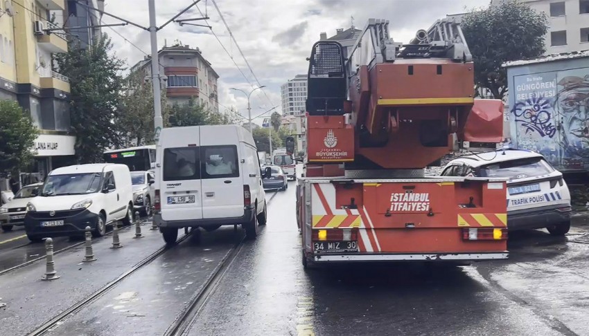 Güngören'de tramvay minibüse çarptı: Yaralılar var