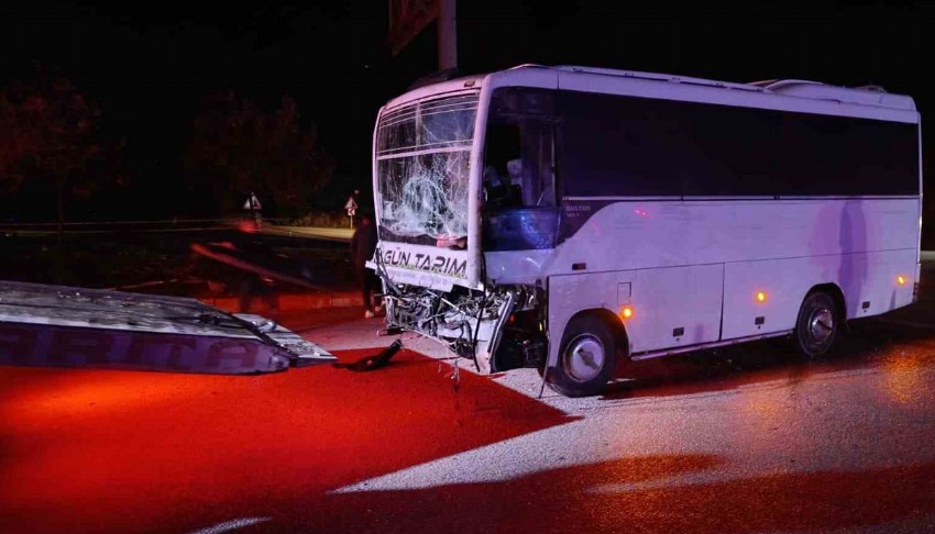 Isparta'da tarım işçilerini taşıyan midibüs ile TIR çarpıştı: 17 yaralı