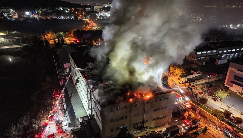 Tuzla'da korkutan fabrika yangını: Alevler çatıyı sardı!