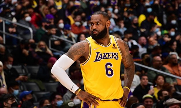 37 yaşındaki LeBron James in rekor gecesi: 56 sayı attı