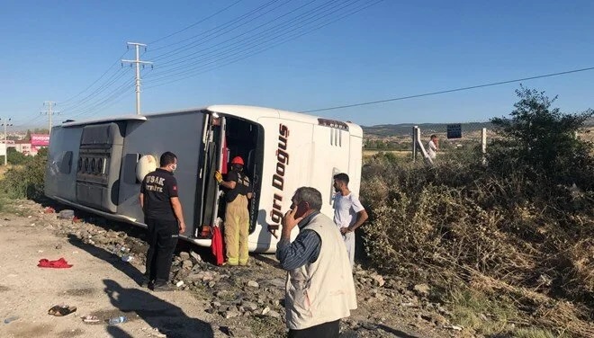 Uşak ta yolcu otobüsü devrildi