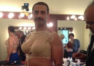 Şarkıcı Doğuş Travesti mi Olacak?