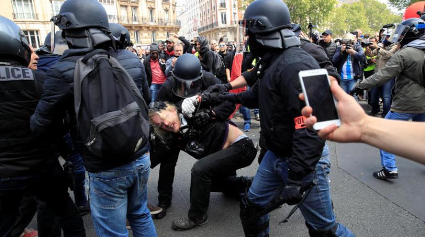 Fransa da polisin göstericiyi yumrukladığı olaya ilişkin soruşturma talebi