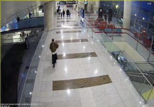 Kız arkadaşının kılığında yurt dışına kaçmaya çalıştı!