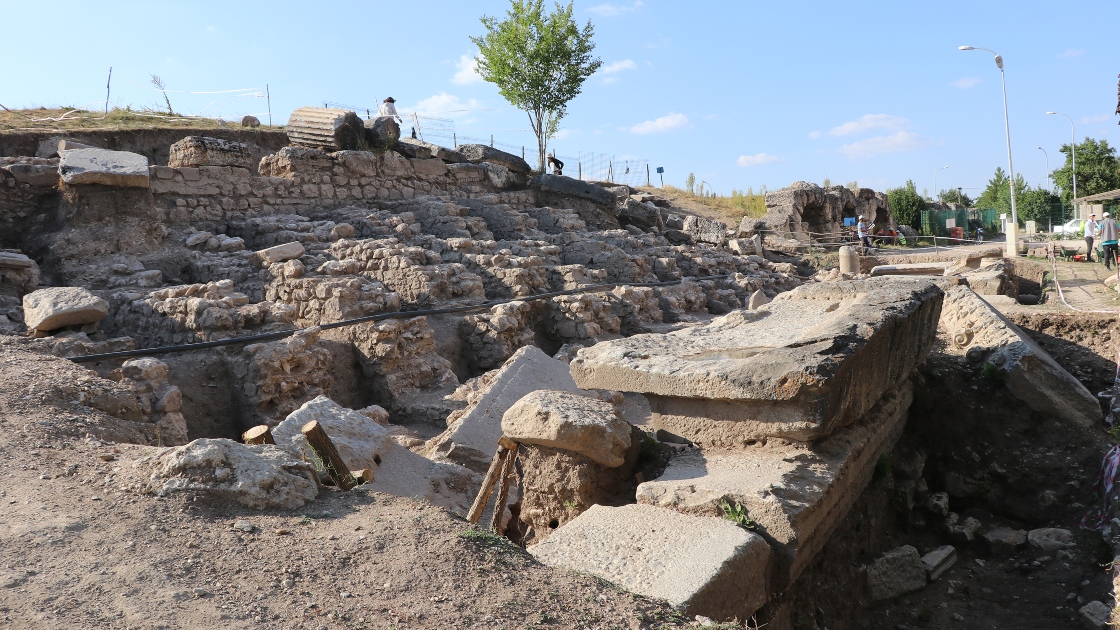 Aizanoi Antik Kenti nde 1800 yıllık dört dükkan ortaya çıkarıldı