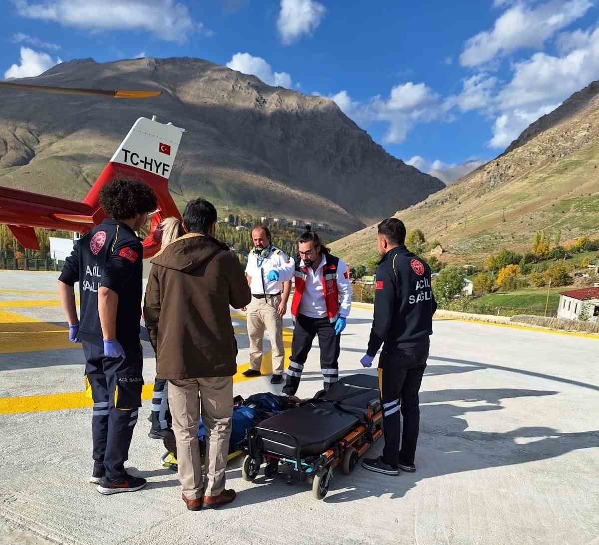 Rahatsızlanan hamile kadın ambulans helikopterle hastaneye ulaştırıldı