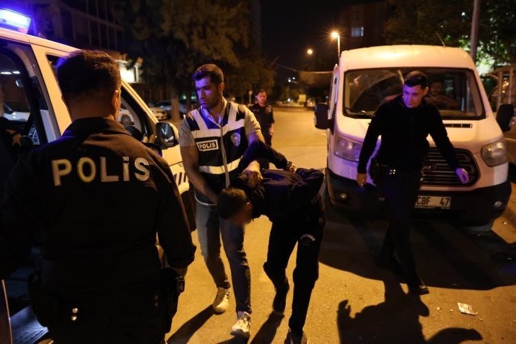 Dur ihtarına uymadı! Polisi ezip kaçmak istedi