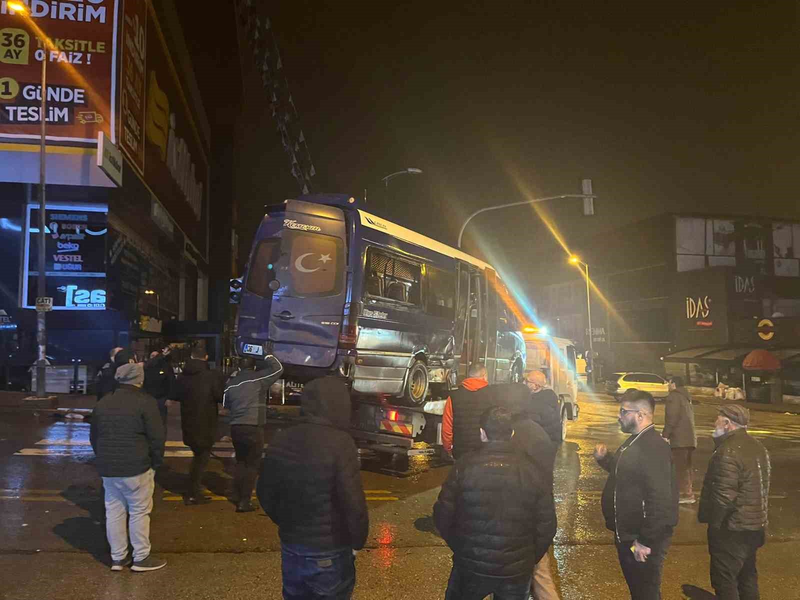 Ankara da otomobilin çarptığı dolmuş devrildi: 11 yaralı