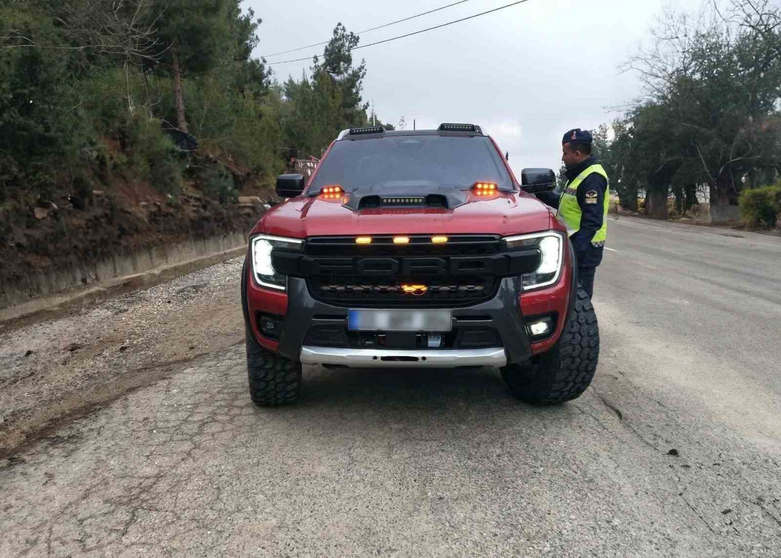 Çakar lamba takan sürücülere ceza!