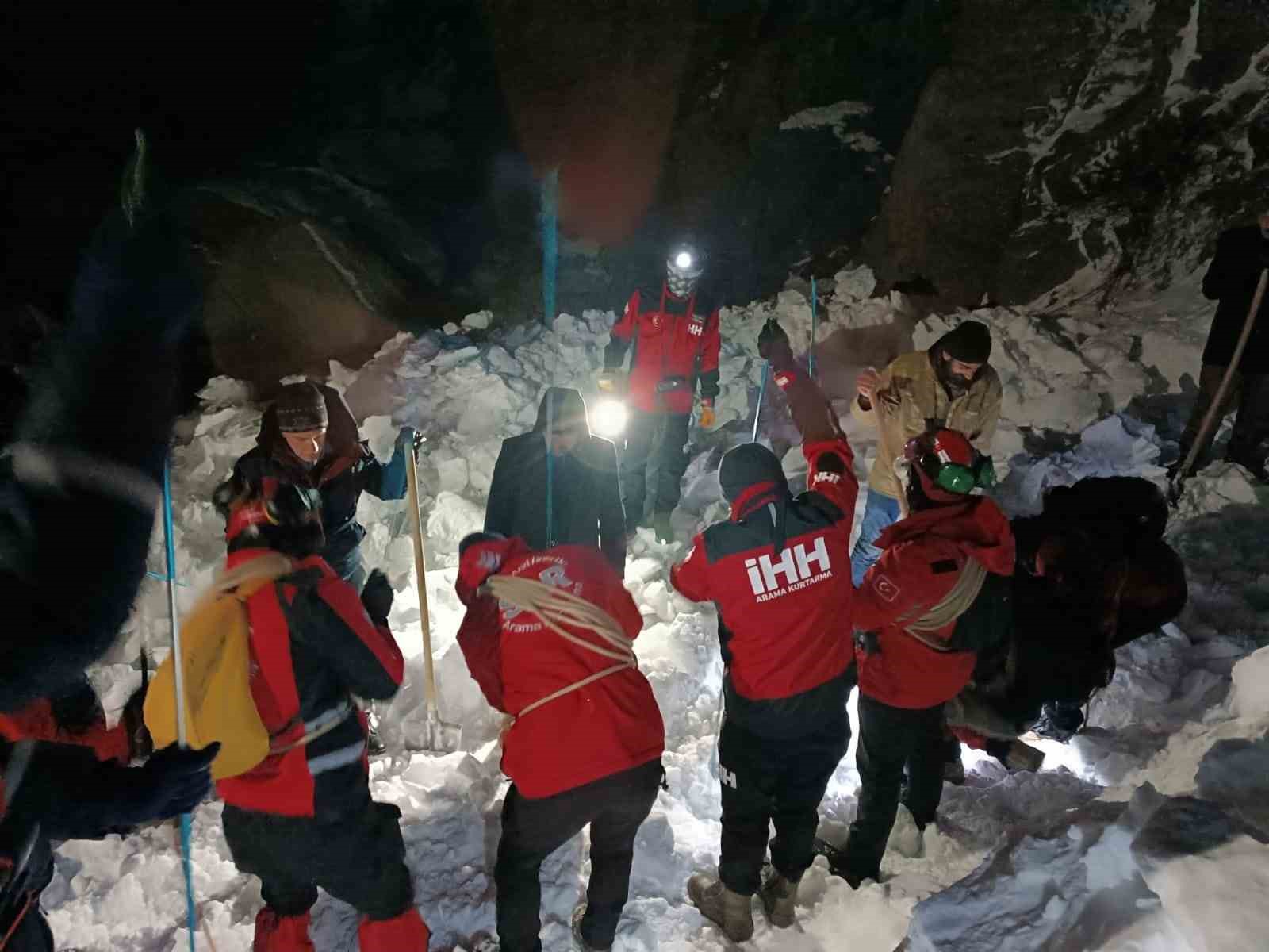 Bingöl’de çığ düştü: Çığ altında 1 kişi kaldı!