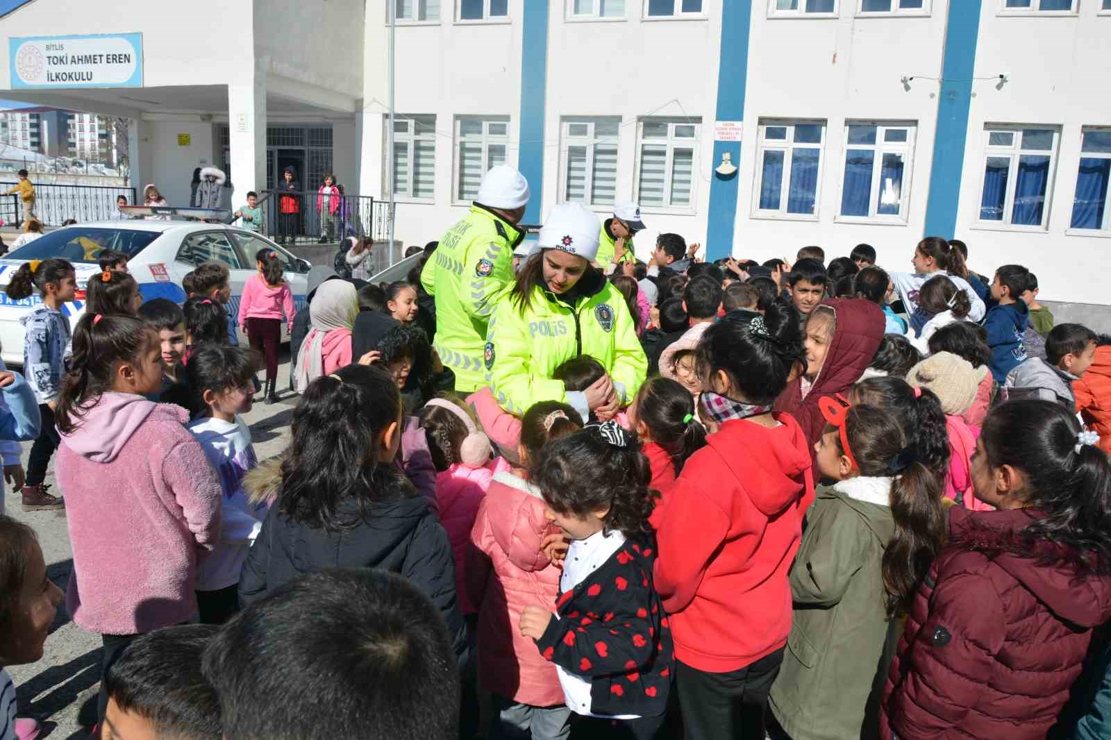 Emniyet müdürlüğünden öğrencilere trafik eğitimi !